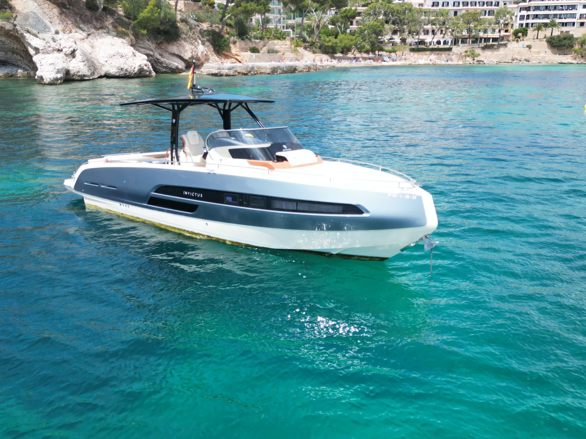 INVICTUS GT 320 (Capitan incluido)