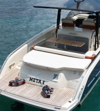 barco invictus en port adriano